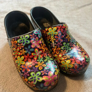 Women’s Dansko clogs bright floral pattern 37 good used condition